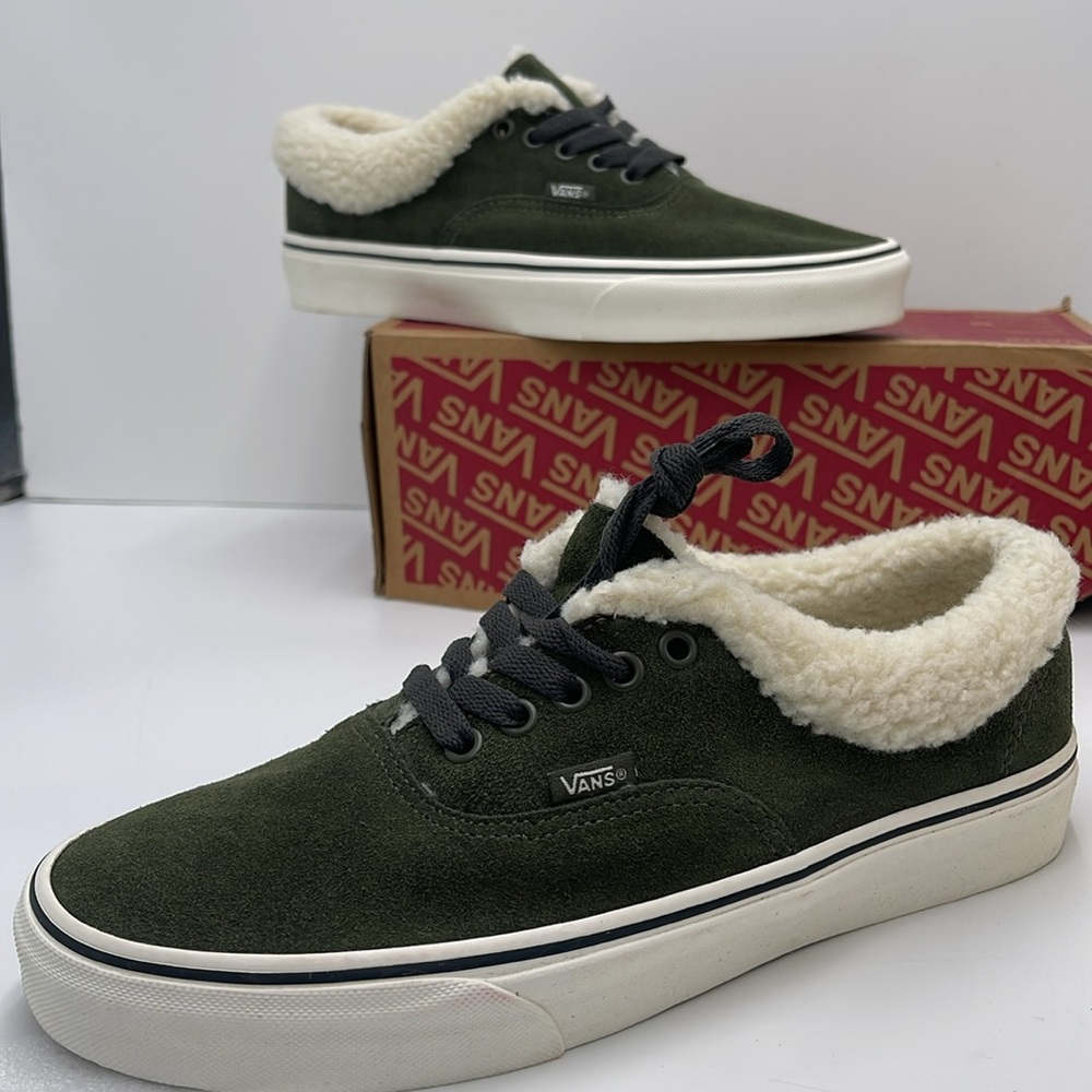Vans WMNS Authentic Sherpa
Sherpa Grape Leaf
VN000CP4KCZ Green Sneakers